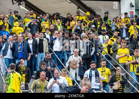 London, Großbritannien. 1. Juni 2024. Dortmund-Fans verlassen die U-Bahn-Station Wembley Park vor dem Champions-League-Finale zwischen Real Madrid und Borussia Dortmund im Wembley-Stadion. Zusätzliche Polizei- und Sicherheitsmaßnahmen, sowie keine Alkoholverbotsschilder (in mehreren Sprachen) um das Stadion herum sind vorhanden, um die Menschenmenge zu schützen. Quelle: Stephen Chung / Alamy Live News Stockfoto