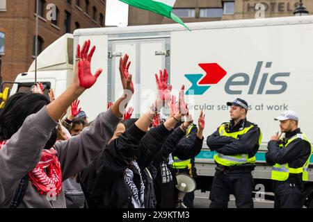 London, Großbritannien. JUNI 2024. Pro-Palästina-Demonstranten mit roten Händen versammeln sich auf einem Abschnitt des rechten Weges der Tower Bridge. Credit Milo Chandler/Alamy Live News Stockfoto