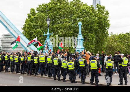 London, Großbritannien. JUNI 2024. Pro-Palästina-Demonstranten versammeln sich auf einem Abschnitt des rechten Weges der Tower Bridge. Credit Milo Chandler/Alamy Live News Stockfoto