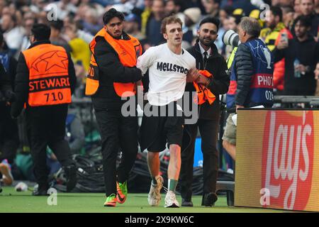 London, Großbritannien. Juni 2024. Beim UEFA Champions League-Finale zwischen Borussia Dortmund und Real Madrid spielte der Fan am 1. Juni 2024 im Wembley Stadium in London. (Foto: Bagu Blanco/PRESSINPHOTO) Credit: PRESSINPHOTO SPORTS AGENCY/Alamy Live News Stockfoto