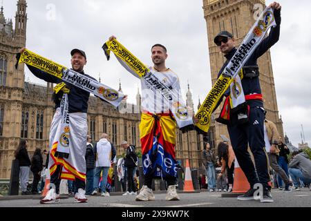 London, UK, 1. Juni 2024. Real Madrid Fans posieren für Fotos auf der Westminster Bridge vor dem Champions League Finale im Wembley Stadium Credit: James Willoughby/Alamy Live News Stockfoto