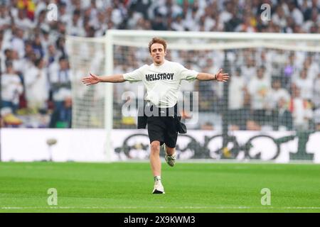 London, Großbritannien. Juni 2024. Pitch Invader beim UEFA Champions League Finale Borussia Dortmund gegen Real Madrid am 1. Juni 2024 im Wembley Stadium, London, England, Großbritannien Credit: Every Second Media/Alamy Live News Stockfoto