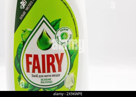 Kiew, Ukraine - 01. Juni 2022: Studio-Shooting von Fairy Green Apple Geschirrspülflaschenetikett auf weiß. Stockfoto