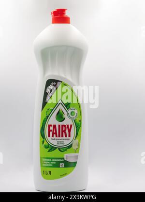 Kiew, Ukraine - 01. Juni 2022: Studio-Shooting von Fairy Green Apple Geschirrspülflasche Nahaufnahme auf weiß. Stockfoto