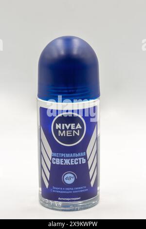 Kiew, Ukraine - 2. September 2022: Studio-Shooting von Nivea Roller Deodorant für Männer Nahaufnahme auf weiß. NIVEA ist eine deutsche Marke für Körperpflege Stockfoto