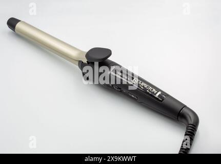 Kiew, Ukraine - 6. September 2022: Studio-Shooting von Remington Haar Lockenstab Lockenstab auf weiß. Stockfoto