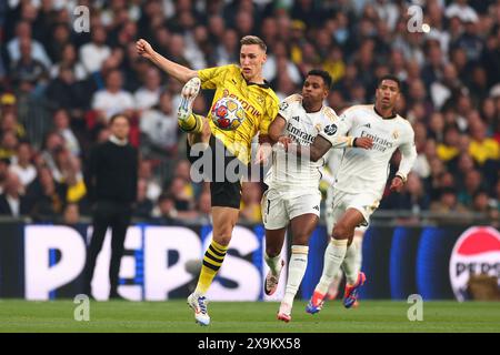 Wembley Stadium, London, Großbritannien. Juni 2024. UEFA Champions League Fußball-Finale, Borussia Dortmund gegen Real Madrid; Nico Schlotterbeck von Borussia Dortmund tritt um den Ball mit Rodrygo von Real Madrid an Credit: Action Plus Sports/Alamy Live News Stockfoto