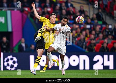 London, Großbritannien. Juni 2024. LONDON, VEREINIGTES KÖNIGREICH - 1. JUNI: Nico Schlotterbeck von Borussia Dortmund, Rodrygo von Real Madrid CF, kämpfte am 1. Juni 2024 im Wembley-Stadion in London um den Ball während des UEFA Champions League-Finales 2023/24 zwischen Borussia Dortmund und Real Madrid CF. (Foto: Pablo Morano/BSR Agency) Credit: BSR Agency/Alamy Live News Stockfoto