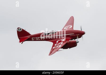 De Havilland DH88 Comet führt während der Duxford Summer Air Show einen Pass durch: D-Day 80 auf der IWM Duxford, Duxford, Vereinigtes Königreich, 1. Juni 2024 (Foto: Cody Froggatt/News Images) Stockfoto