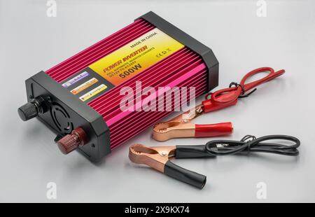 Kiew, Ukraine - 09. Juni 2023: Studio-Aufnahme von 500-W-Wechselrichtern auf weiß. Vollautomatischer Wechselrichter wandelt 12 V DC in 220 V AC um, Stockfoto