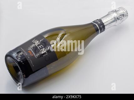 Kiew, Ukraine - 20. Mai 2023: Studio-Shooting von italienischer Valento Spumante Brut-Weinflasche Nahaufnahme vor weißem Hintergrund. Stockfoto