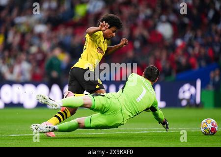 Borussia Dortmunds Karim Adeyemi versucht im Finale der UEFA Champions League im Londoner Wembley Stadion gegen Real Madrider Torhüter Thibaut Courtois anzutreten. Bilddatum: Samstag, 1. Juni 2024. Stockfoto