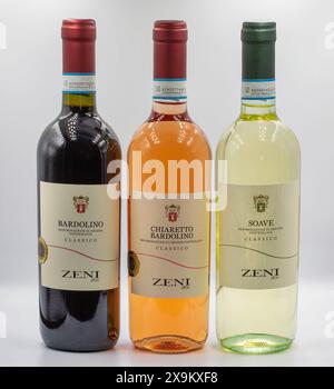 Kiew, Ukraine - 27. April 2024: Studio-Shooting von Set Zeni Soave, Bardolino und Chiaretto italienische weiße, rote und rosa Trockenweinflaschen aus der Nähe gegen W Stockfoto