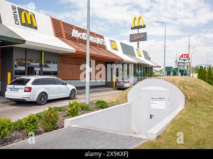 Lisniki, Kiew, Ukraine - 18. Mai 2024: Luftschutzbunker in der Nähe des Fast-Food-Restaurants McDonald's Drive. Es ist eine multinationale amerikanische Fast-Food-Kette, gefunden Stockfoto