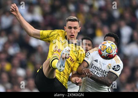 London, Großbritannien. Juni 2024. Fußball: Champions League, Borussia Dortmund - Real Madrid, Finale, Wembley Stadium, Madrider Rodrygo (r) und Dortmunds Nico Schlotterbeck kämpfen um den Ball. Robert Michael/dpa/Alamy Live News Stockfoto