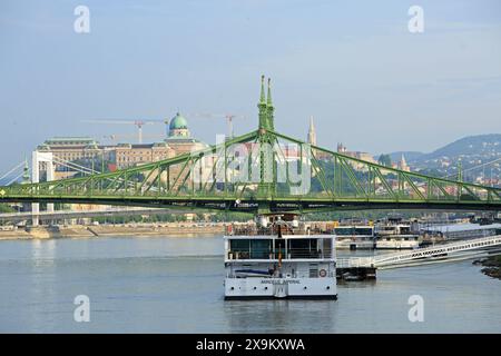 Donau, Budapest, 20-05-24. Ein Kreuzfahrtschiff legt am Fluss an, das auf Passagiere wartet, die an der Fahrt auf der Donau teilnehmen. Dies ist eine ve Stockfoto