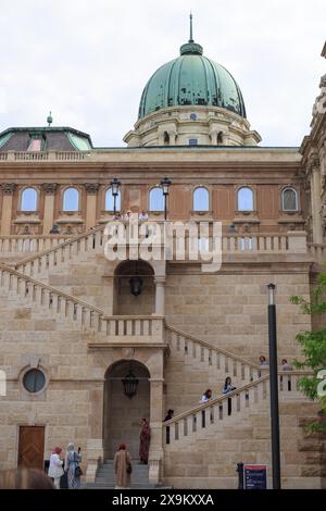 Schloss Buda, Budapest, 21-05-24. Die Treppe führt zum Karakas Pascha Turm. Dies ist eine beliebte Touristenattraktion und bietet einmal einen Panoramablick Stockfoto