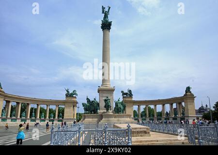 Budapest, Ungarn, 21-05-24. Heldenplatz, Millenniums-Denkmal mit Statuen der sieben Häuptlinge der Magyaren. Stockfoto