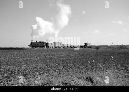 '30053' und ein kurzer Güterzug. Hier in der Nähe der Wittersham Road. Stockfoto