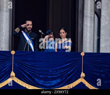 San Salvador, El Salvador. Juni 2024. Nayib Bukele (l), wiedergewählter Präsident von El Salvador, seine Tochter Layla Bukele und First Lady Gabriela de Bukele begrüßen das Militär während einer Parade vor dem Nationalpalast in der Hauptstadt. Präsident Bukele hat seine zweite Amtszeit in Folge als Präsident von El Salvador begonnen. Vermerk: Juan Carlos/dpa/Alamy Live News Stockfoto