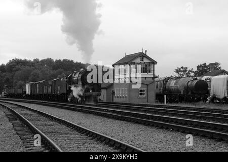 '92212' läuft als '92178' bei swithland Sidings mit einer Mischware. Stockfoto