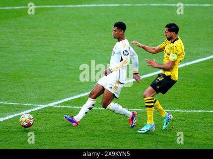 Jude Bellingham (links) von Real Madrid und Emre von Borussia Dortmund können im Finale der UEFA Champions League im Londoner Wembley Stadium um den Ball kämpfen. Bilddatum: Samstag, 1. Juni 2024. Stockfoto