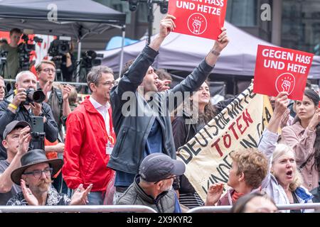 Großkundgebung der SPD in Leipzig vor Kommunal- und Europawahl. Es kam zu vereinzelten Störaktionen von Menschen der Letzten Generation und Pro-Palästina Anhängern. Wahlkampf SPD *** große SPD-Kundgebung in Leipzig vor den Kommunal- und Europawahlen gab es isolierte, störende Aktionen von Menschen der letzten Generation und palästinensischen Unterstützern der SPD-Wahlkampagne Stockfoto