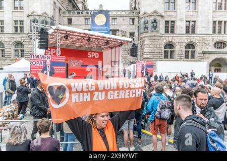 Großkundgebung der SPD in Leipzig vor Kommunal- und Europawahl. Es kam zu vereinzelten Störaktionen von Menschen der Letzten Generation und Pro-Palästina Anhängern. Wahlkampf SPD *** große SPD-Kundgebung in Leipzig vor den Kommunal- und Europawahlen gab es isolierte, störende Aktionen von Menschen der letzten Generation und palästinensischen Unterstützern der SPD-Wahlkampagne Stockfoto