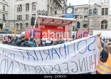 Großkundgebung der SPD in Leipzig vor Kommunal- und Europawahl. Es kam zu vereinzelten Störaktionen von Menschen der Letzten Generation und Pro-Palästina Anhängern. Wahlkampf SPD *** große SPD-Kundgebung in Leipzig vor den Kommunal- und Europawahlen gab es isolierte, störende Aktionen von Menschen der letzten Generation und palästinensischen Unterstützern der SPD-Wahlkampagne Stockfoto