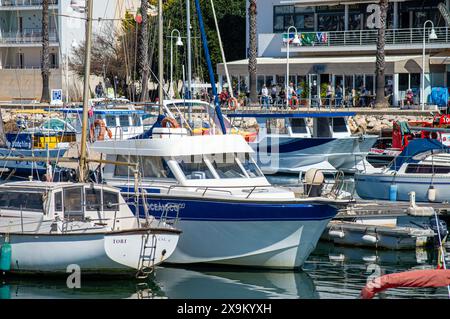 LAGOS, PORTUGAL - FERBUARY 28, 2023: Schiffe und Boote im Hafen von Lagos, Portugal am 28. Februar 2023 Stockfoto