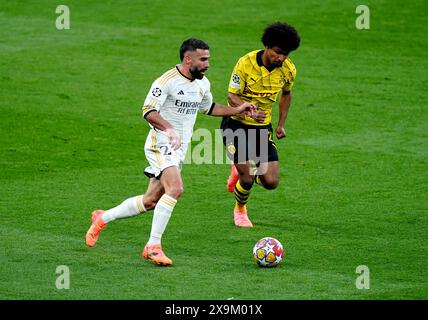 Real Madrids Daniel Carvajal (links) und Borussia Dortmunds Karim Adeyemi kämpfen um den Ball im Finale der UEFA Champions League im Londoner Wembley Stadium. Bilddatum: Samstag, 1. Juni 2024. Stockfoto