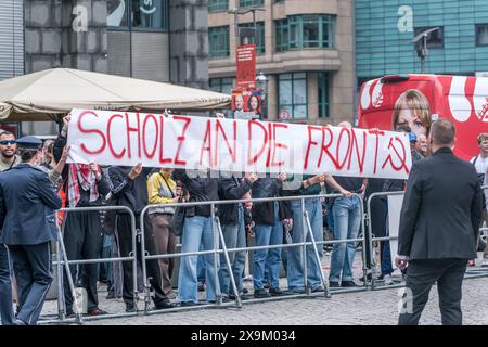 Großkundgebung der SPD in Leipzig vor Kommunal- und Europawahl. Es kam zu vereinzelten Störaktionen von Menschen der Letzten Generation und Pro-Palästina Anhängern. Wahlkampf SPD *** große SPD-Kundgebung in Leipzig vor den Kommunal- und Europawahlen gab es isolierte, störende Aktionen von Menschen der letzten Generation und palästinensischen Unterstützern der SPD-Wahlkampagne Stockfoto