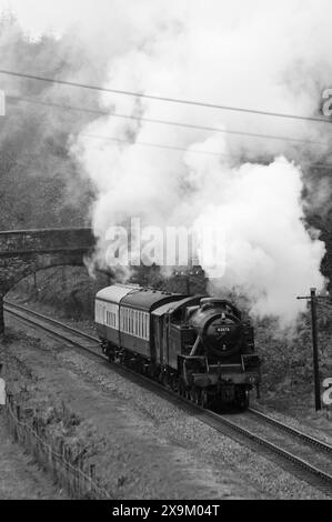 '42073' nähert sich Newby Bridge Halt. Stockfoto