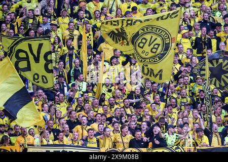 London, Kroatien. Juni 2024. LONDON, ENGLAND - 1. JUNI: Fans feuern die Spiele vor dem Endspiel der UEFA Champions League 2023/24 zwischen Borussia Dortmund und Real Madrid CF im Wembley Stadium am 1. Juni 2024 in London an. Foto: Sanjin Strukic/PIXSELL Credit: Pixsell/Alamy Live News Stockfoto