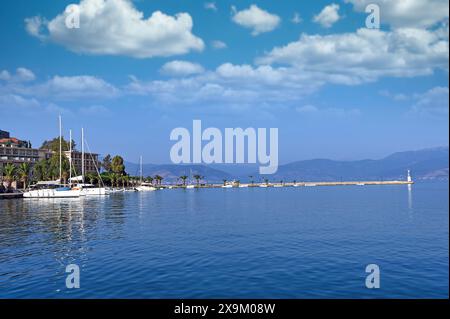 Segelboote und Yachten im Hafen Nafplio Griechenland Stockfoto