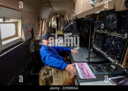 Charlwood, Großbritannien. 1. Juni 2024. NEV Feist, Reiseleiter, am Navigator-Sitz eines Avro Shackleton Mk3 (entwickelt in den späten 1940er Jahren als Teil der britischen militärischen Reaktion auf die rasche Expansion der sowjetischen Marine, insbesondere ihrer U-Boot-Streitkräfte), im Gatwick Aviation Museum, einst private Sammlung des lokalen Geschäftsmannes Peter Vallance aus Surrey, aber seit 1990 als Wohltätigkeitsorganisation gegründet, um die Öffentlichkeit über die Luftfahrt zu inspirieren und zu informieren. Herr Feist, 86 Jahre alt, ist ein ehemaliger Navigator, der an Bord eines Avro Shackleton aktiv war. Quelle: Stephen Chung / Alamy Live News Stockfoto