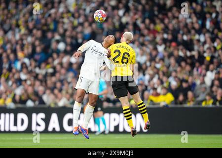 Jude Bellingham von Real Madrid (links) und Julian Ryerson von Borussia Dortmund kämpfen um den Ball im Finale der UEFA Champions League im Londoner Wembley Stadium. Bilddatum: Samstag, 1. Juni 2024. Stockfoto