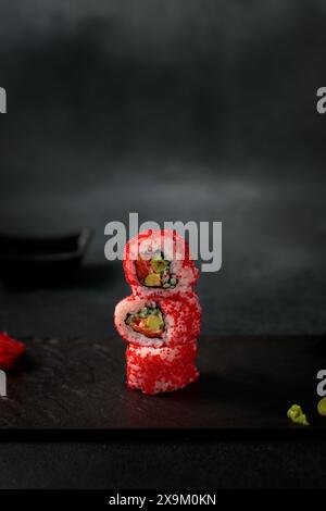 Die kalifornische Brötchen werden sorgfältig mit frischem Lachs, cremiger Avocado, lebendigem Tobiko-Kaviar und knuspriger Gurke zubereitet, alles zart in s gewickelt Stockfoto