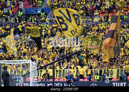 London, Großbritannien. Juni 2024. Fans und Fans von Dortmund schwingen ihre Fahnen vor einem Fußballspiel zwischen der Deutschen Borussia Dortmund und dem spanischen Real Madrid CF im UEFA Champions League Finale der Saison 2023-24 am Samstag, 1. Juni 2024 in London. Quelle: Sportpix/Alamy Live News Stockfoto