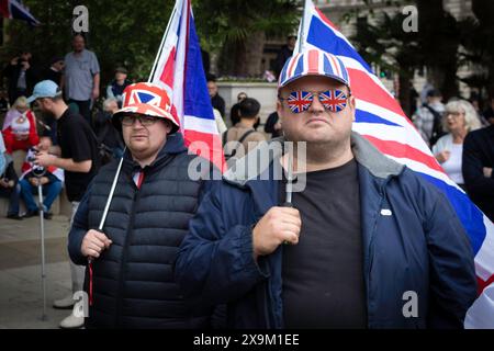 London, Großbritannien. Juni 2024. ÊTwo Leute mit Union Jacks sehen Tommy Robinsons neuen Dokumentarfilm LAWFARE. Die öffentliche Vorführung zeigt ein zweistufiges Polizeisystem, das laut Tommy landesweit stattfindet. Andy Barton/Alamy Live News Stockfoto