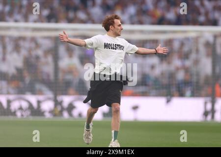 Wembley Stadium, London am Samstag, 1. Juni 2024. Ein Eindringling beim UEFA Champions League-Finale zwischen Borussia Dortmund und Real Madrid im Wembley Stadium, London, am Samstag, den 1. Juni 2024. (Foto: Pat Isaacs | MI News) Credit: MI News & Sport /Alamy Live News Stockfoto