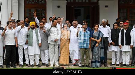 NEW DELHI, INDIEN - 1. JUNI: Sonia Gandhi, Vorsitzende der Parlamentarischen Partei des Kongresses, Mallikarjun Kharge, Sharad Pawar, Chef der Nationalistischen Kongresspartei (NCP), der Kongressvorsitzende Rahul Gandhi und andere führende Politiker zeigen Siegeszeichen, nachdem sie am 1. Juni 2024 in Neu-Delhi in der Residenz von Mallikarjun Kharge in Rajaji Marg teilgenommen hatten. Am 4. Juni wird das Treffen des INDIANERBLOCKS in Delhi zur Erörterung der künftigen Vorgehensweise nach den Ergebnissen der Lok-Sabha-Umfragen angekündigt. (Foto: Raj K Raj/Hindustan Times/SIPA USA ) Stockfoto