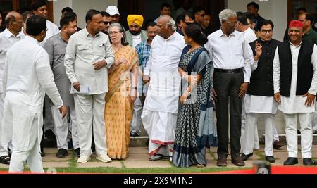NEW DELHI, INDIEN - 1. JUNI: Sonia Gandhi, Vorsitzende der Parlamentarischen Partei des Kongresses, Mallikarjun Kharge, Sharad Pawar, Chef der Nationalistischen Kongresspartei (NCP), der Kongressvorsitzende Rahul Gandhi und andere führende Politiker zeigen Siegeszeichen, nachdem sie am 1. Juni 2024 in Neu-Delhi in der Residenz von Mallikarjun Kharge in Rajaji Marg teilgenommen hatten. Am 4. Juni wird das Treffen des INDIANERBLOCKS in Delhi zur Erörterung der künftigen Vorgehensweise nach den Ergebnissen der Lok-Sabha-Umfragen angekündigt. (Foto: Raj K Raj/Hindustan Times/SIPA USA ) Stockfoto