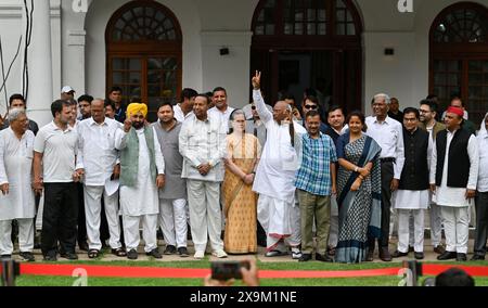 NEW DELHI, INDIEN - 1. JUNI: Sonia Gandhi, Vorsitzende der Parlamentarischen Partei des Kongresses, Mallikarjun Kharge, Sharad Pawar, Chef der Nationalistischen Kongresspartei (NCP), der Kongressvorsitzende Rahul Gandhi und andere führende Politiker zeigen Siegeszeichen, nachdem sie am 1. Juni 2024 in Neu-Delhi in der Residenz von Mallikarjun Kharge in Rajaji Marg teilgenommen hatten. Am 4. Juni wird das Treffen des INDIANERBLOCKS in Delhi zur Erörterung der künftigen Vorgehensweise nach den Ergebnissen der Lok-Sabha-Umfragen angekündigt. (Foto: Raj K Raj/Hindustan Times/SIPA USA ) Stockfoto