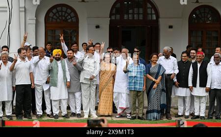 NEW DELHI, INDIEN - 1. JUNI: Sonia Gandhi, Vorsitzende der Parlamentarischen Partei des Kongresses, Mallikarjun Kharge, Sharad Pawar, Chef der Nationalistischen Kongresspartei (NCP), der Kongressvorsitzende Rahul Gandhi und andere führende Politiker zeigen Siegeszeichen, nachdem sie am 1. Juni 2024 in Neu-Delhi in der Residenz von Mallikarjun Kharge in Rajaji Marg teilgenommen hatten. Am 4. Juni wird das Treffen des INDIANERBLOCKS in Delhi zur Erörterung der künftigen Vorgehensweise nach den Ergebnissen der Lok-Sabha-Umfragen angekündigt. (Foto: Raj K Raj/Hindustan Times/SIPA USA ) Stockfoto