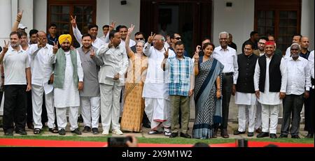 NEW DELHI, INDIEN - 1. JUNI: Sonia Gandhi, Vorsitzende der Parlamentarischen Partei des Kongresses, Mallikarjun Kharge, Sharad Pawar, Chef der Nationalistischen Kongresspartei (NCP), der Kongressvorsitzende Rahul Gandhi und andere führende Politiker zeigen Siegeszeichen, nachdem sie am 1. Juni 2024 in Neu-Delhi in der Residenz von Mallikarjun Kharge in Rajaji Marg teilgenommen hatten. Am 4. Juni wird das Treffen des INDIANERBLOCKS in Delhi zur Erörterung der künftigen Vorgehensweise nach den Ergebnissen der Lok-Sabha-Umfragen angekündigt. (Foto: Raj K Raj/Hindustan Times/SIPA USA ) Stockfoto