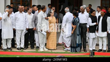 NEW DELHI, INDIEN - 1. JUNI: Sonia Gandhi, Vorsitzende der Parlamentarischen Partei des Kongresses, Mallikarjun Kharge, Sharad Pawar, Chef der Nationalistischen Kongresspartei (NCP), der Kongressvorsitzende Rahul Gandhi und andere führende Politiker zeigen Siegeszeichen, nachdem sie am 1. Juni 2024 in Neu-Delhi in der Residenz von Mallikarjun Kharge in Rajaji Marg teilgenommen hatten. Am 4. Juni wird das Treffen des INDIANERBLOCKS in Delhi zur Erörterung der künftigen Vorgehensweise nach den Ergebnissen der Lok-Sabha-Umfragen angekündigt. (Foto: Raj K Raj/Hindustan Times/SIPA USA ) Stockfoto