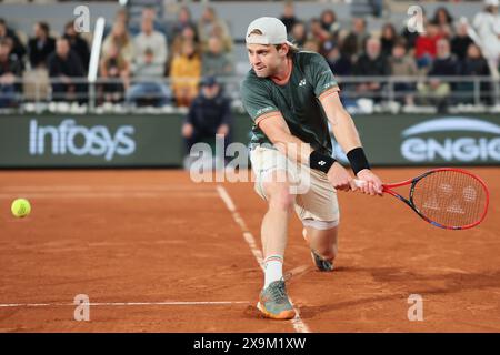 Paris, Frankreich. Juni 2024. Der belgische Zizou Bergs, der während eines Tennisspiels zwischen dem belgischen Bergs und dem bulgarischen Dimitrov im Einsatz war, wurde fortgesetzt, nachdem das Spiel gestern wegen des Regenfalls unterbrochen wurde, in der dritten Runde der Männer-Singles beim Roland Garros French Open Tennis-Turnier am Samstag, den 1. Juni 2024 in Paris. Das diesjährige Grand-Slam-Turnier findet vom 26. Mai bis 9. Juni statt. BELGA FOTO BENOIT DOPPAGNE Credit: Belga News Agency/Alamy Live News Stockfoto