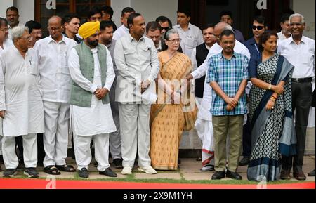 NEW DELHI, INDIEN - 1. JUNI: Sonia Gandhi, Vorsitzende der Parlamentarischen Partei des Kongresses, Mallikarjun Kharge, Sharad Pawar, Chef der Nationalistischen Kongresspartei (NCP), der Kongressvorsitzende Rahul Gandhi und andere führende Politiker zeigen Siegeszeichen, nachdem sie am 1. Juni 2024 in Neu-Delhi in der Residenz von Mallikarjun Kharge in Rajaji Marg teilgenommen hatten. Am 4. Juni wird das Treffen des INDIANERBLOCKS in Delhi zur Erörterung der künftigen Vorgehensweise nach den Ergebnissen der Lok-Sabha-Umfragen angekündigt. (Foto: Raj K Raj/Hindustan Times/SIPA USA ) Stockfoto