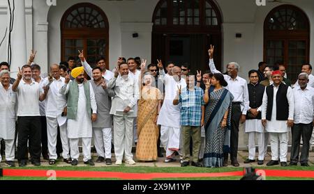 NEW DELHI, INDIEN - 1. JUNI: Sonia Gandhi, Vorsitzende der Parlamentarischen Partei des Kongresses, Mallikarjun Kharge, Sharad Pawar, Chef der Nationalistischen Kongresspartei (NCP), der Kongressvorsitzende Rahul Gandhi und andere führende Politiker zeigen Siegeszeichen, nachdem sie am 1. Juni 2024 in Neu-Delhi in der Residenz von Mallikarjun Kharge in Rajaji Marg teilgenommen hatten. Am 4. Juni wird das Treffen des INDIANERBLOCKS in Delhi zur Erörterung der künftigen Vorgehensweise nach den Ergebnissen der Lok-Sabha-Umfragen angekündigt. (Foto: Raj K Raj/Hindustan Times/SIPA USA ) Stockfoto